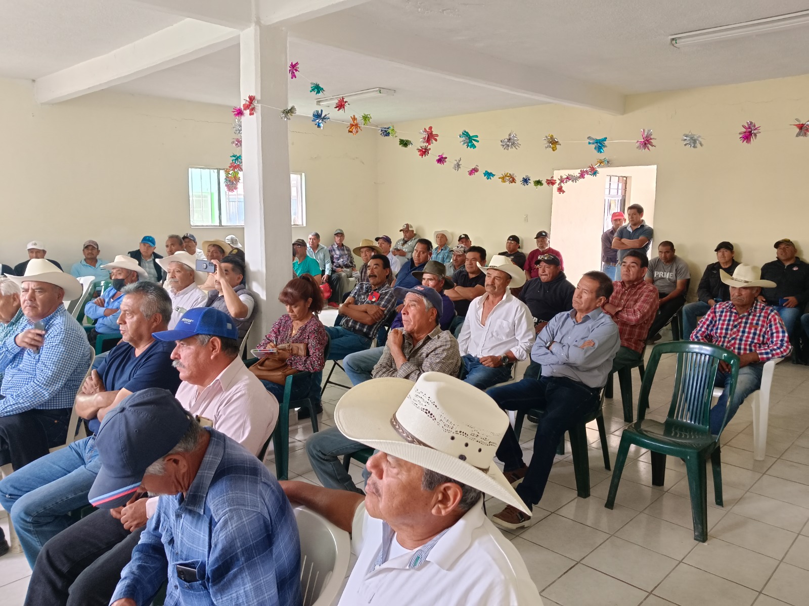 Asamblea con ejidatarios y productores de una comunidad rural